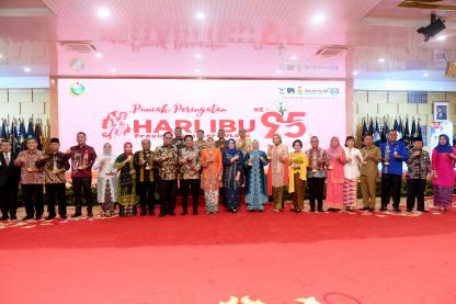 Peringati Hari Ibu ke-95, Pj Gubernur Sumut Terharu dan Bangga kepada Nuraini, yang Didik 10 Anaknya jadi Sukses